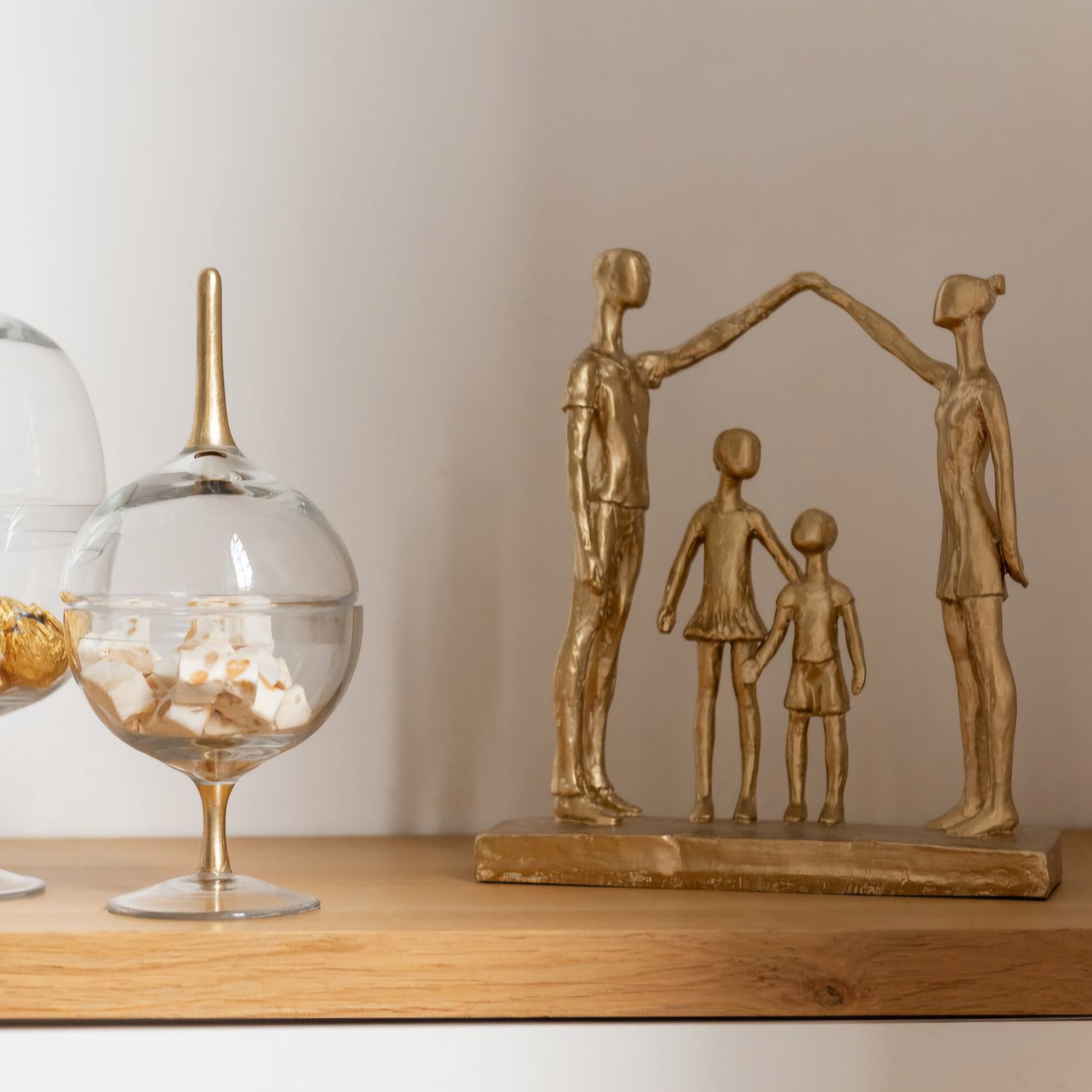 Familie Spelend Resine Goud - Beeld - J-Line - livinglovely.nl
