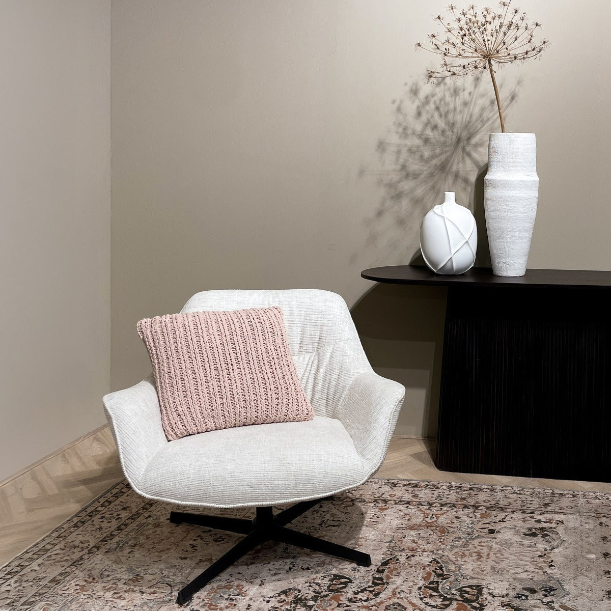 Fauteuil Daphne Sand van Livingfurn met zwart onderstel