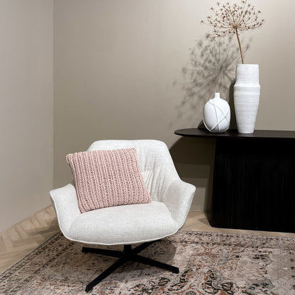Fauteuil Daphne Sand van Livingfurn met zwart onderstel