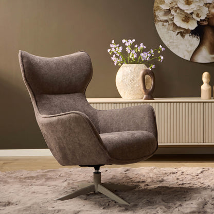 Fauteuil Julia van Starfurn in bruine stof, totaalbeeld van de fauteuil