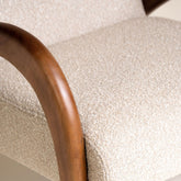 Fauteuil Maurice Loungestoel Beige van Pomax, detailfoto van de polyester bekleding en de afwerking