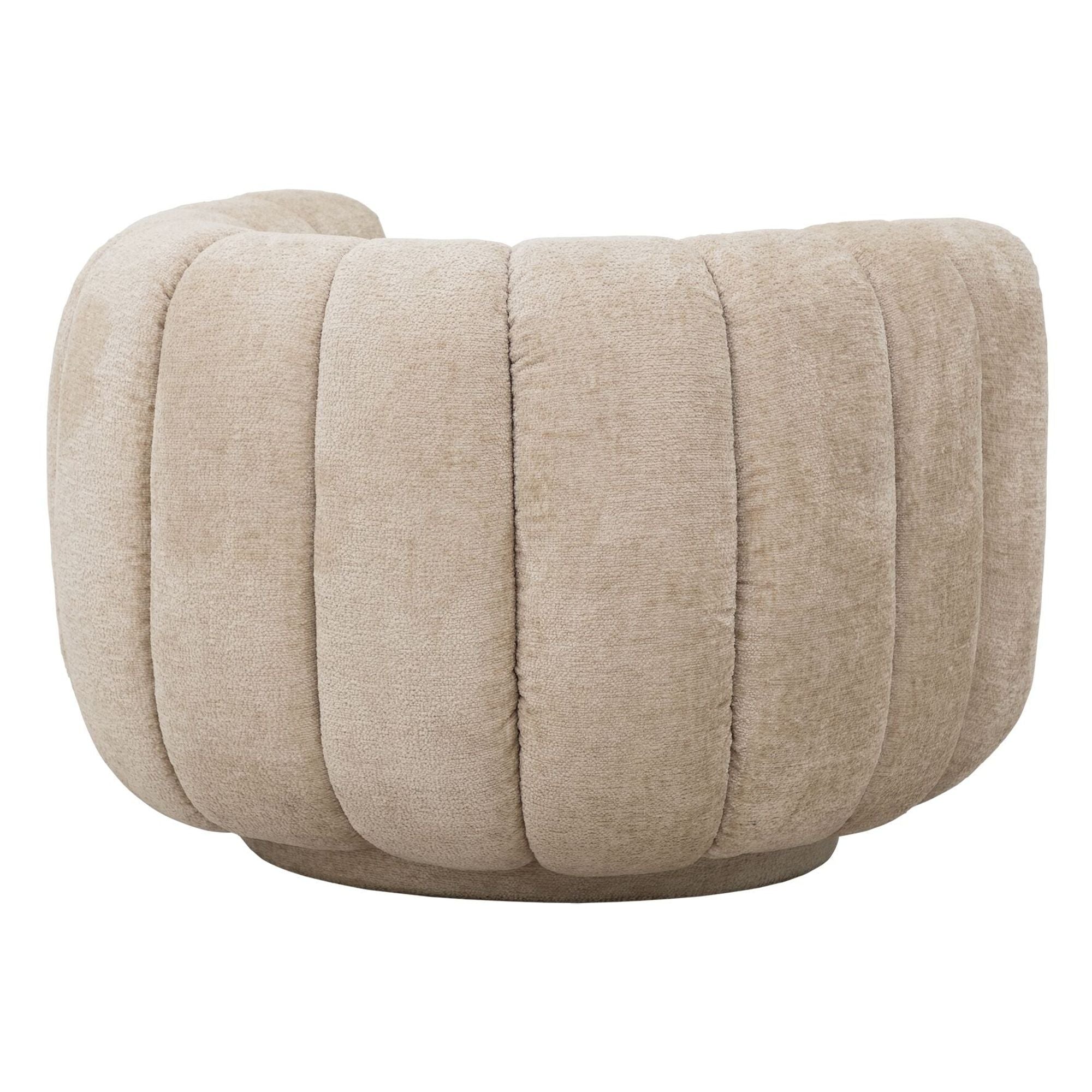 Zijaanzicht van de Mello draaifauteuil in zachte crème stof
