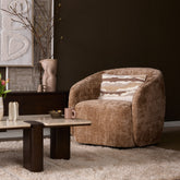 Fauteuil Yara van Starfurn in cinnamon naast een bank met kussens en een plaid