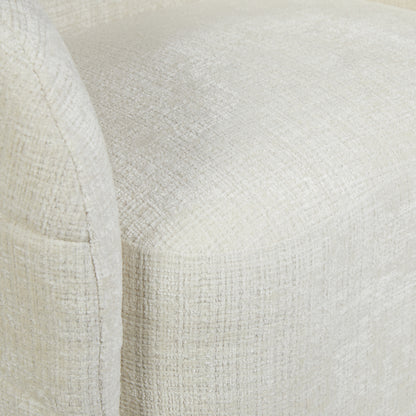 Fauteuil Yara Off White van Starfurn van opzij gezien met de vloeiende lijn van rug naar armleuning