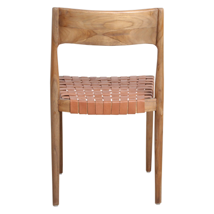 Freya eetkamerstoel van Raw Materials, naturel leren stoel aan een houten eettafel