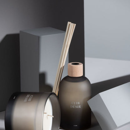 Geurkaars Accords Essentiels Cuir Désir 28 Uur van J-Line samen met bijpassende geurstokjes uit de Cuir Désir lijn