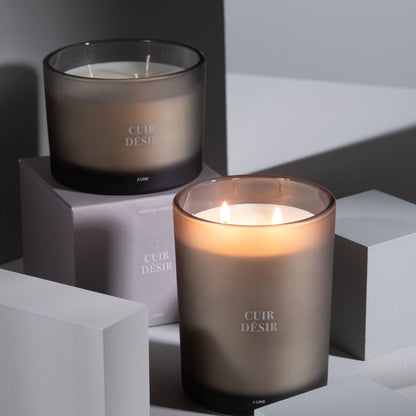 Geurkaars Accords Essentiels Cuir Désir 52 Uur van J-Line op decoratieve blokken in een warme sfeerfoto