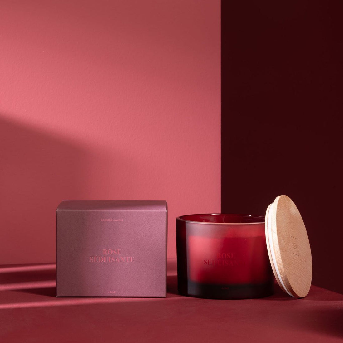 Geurkaars Accords Essentiels Rose Séduisante 28 Uur van J-Line met bijpassende doos in een sfeervolle rode setting