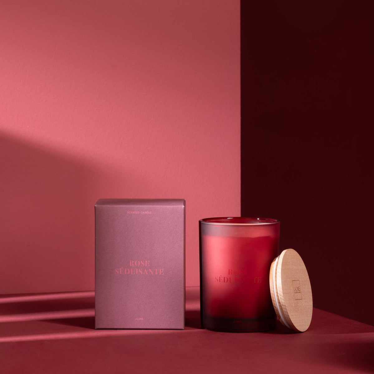 Geurkaars Accords Essentiels Rose Séduisante 38 Uur van J-Line met bijpassende doos in een sfeervolle rode setting