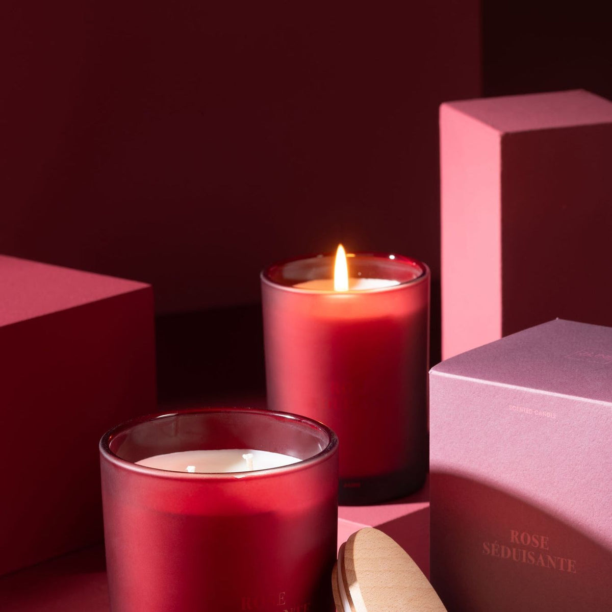 Geurkaars Accords Essentiels Rose Séduisante 38 Uur van J-Line op decoratieve blokken in een warme sfeerfoto