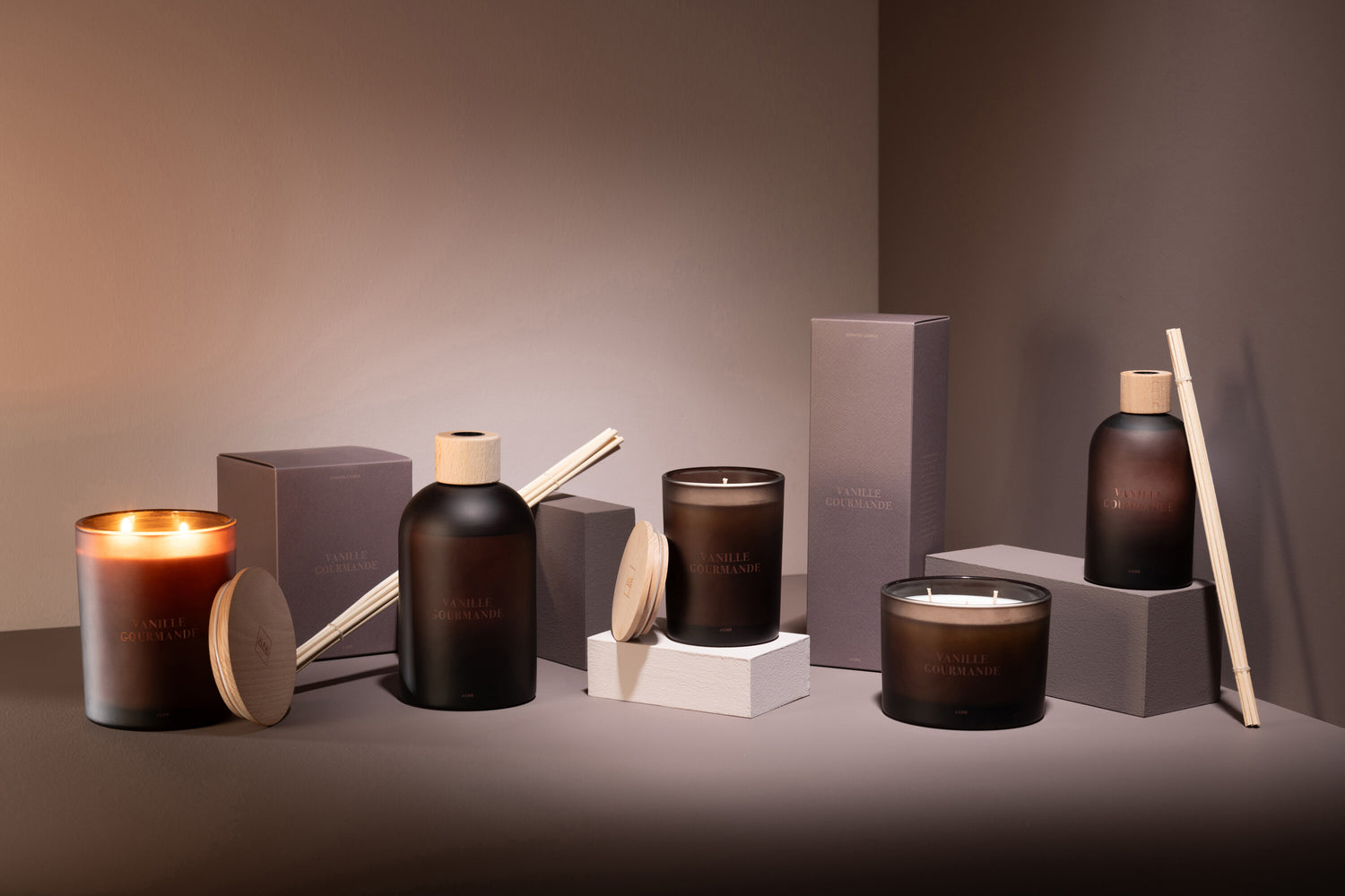 Geurkaars Accords Essentiels Vanille Gourmande 28 Uur - Geurkaars - J-Line - livinglovely.nl