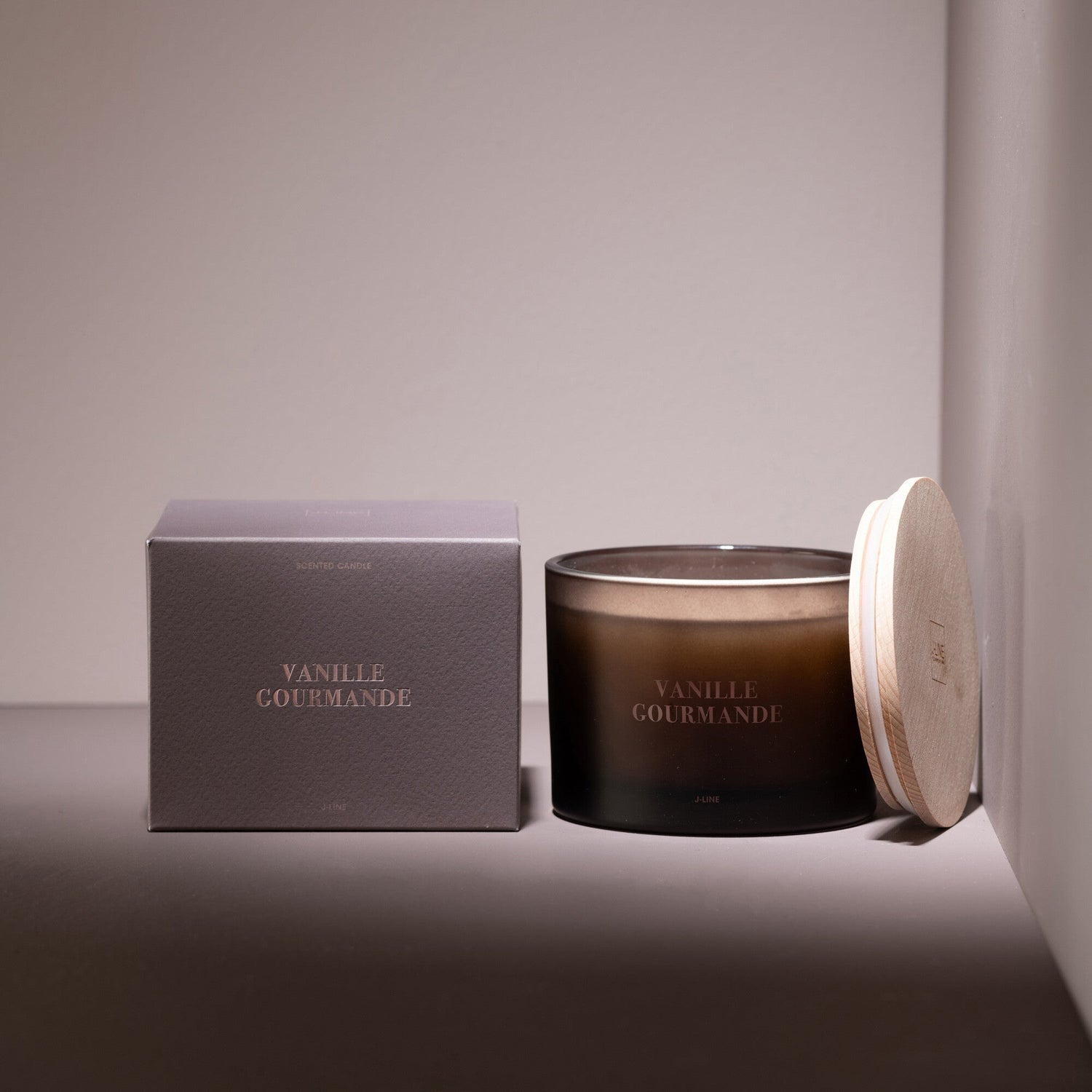 Geurkaars Accords Essentiels Vanille Gourmande 28 Uur - Geurkaars - J-Line - livinglovely.nl