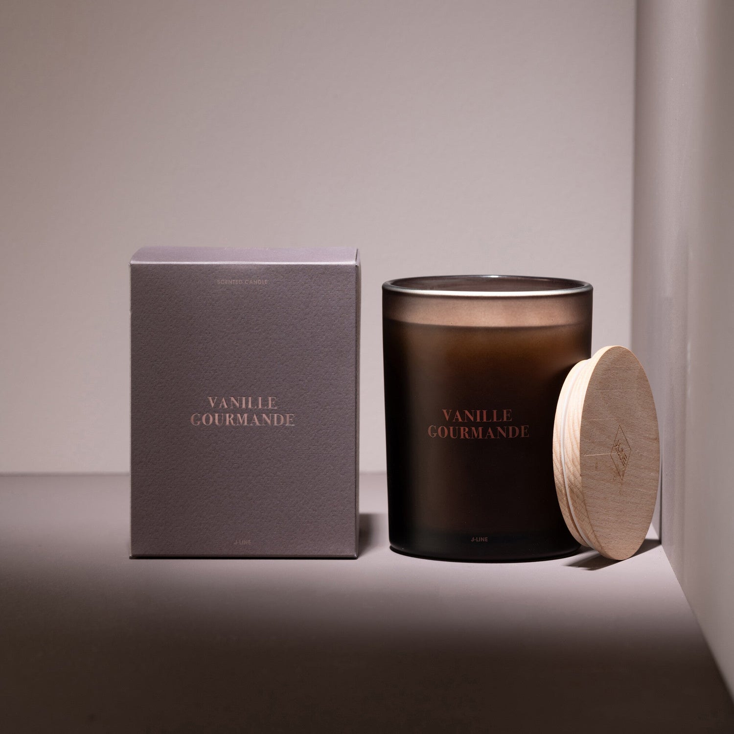 Geurkaars Accords Essentiels Vanille Gourmande 52 Uur - Geurkaars - J-Line - livinglovely.nl