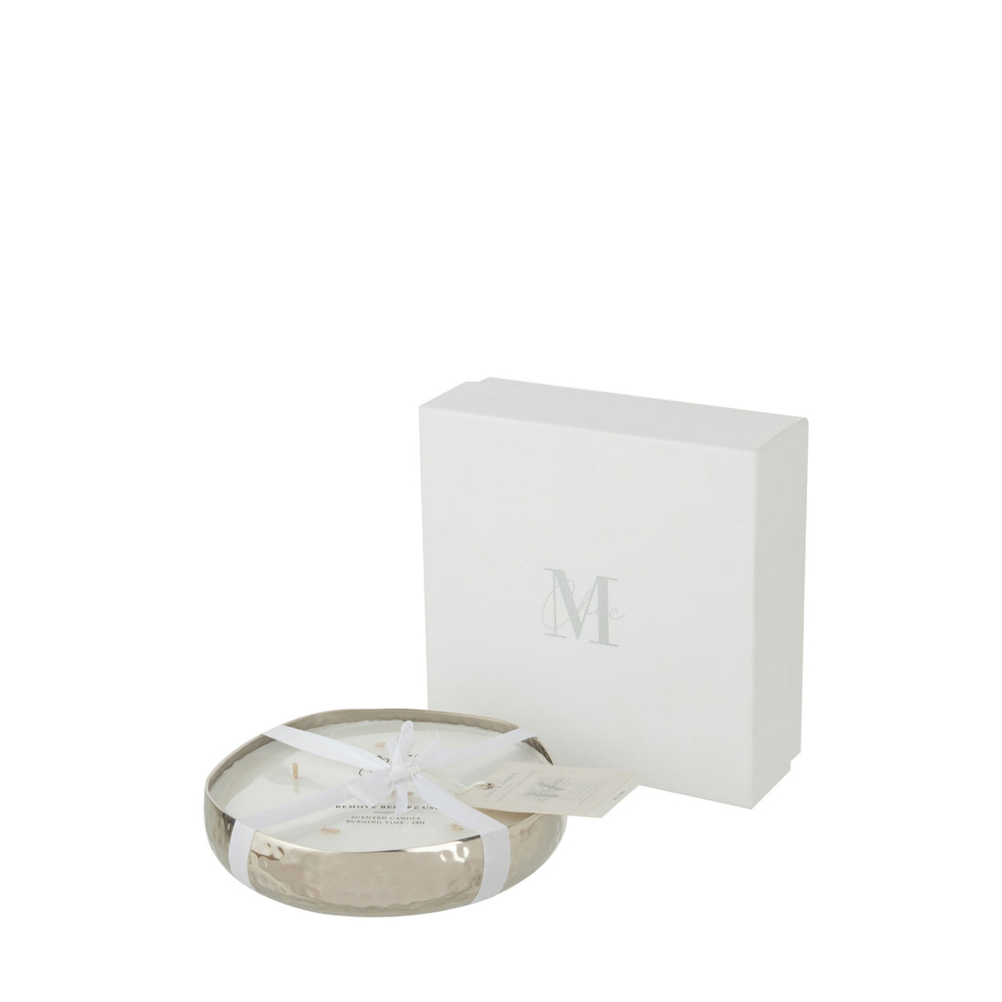 Geurkaars M-Chic Metaal Zilver Medium van J-Line, ronde zilverkleurige metalen houder met witte was naast witte cadeaudoos