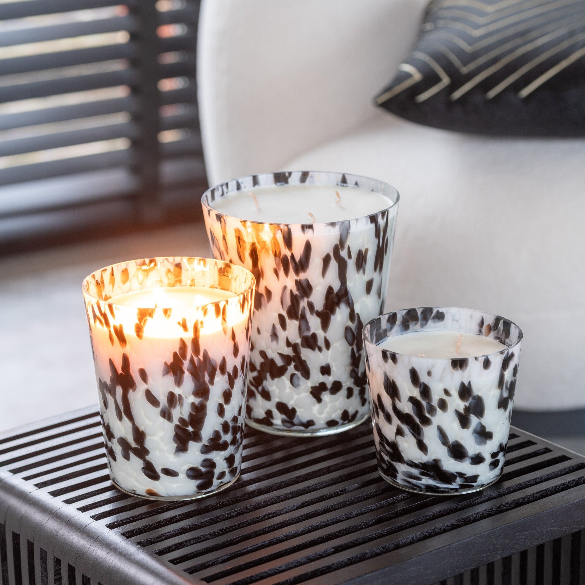 Geurkaars Noa Zwart/Wit Medium-68u J-Line - Geurkaars - J-Line - livinglovely.nl