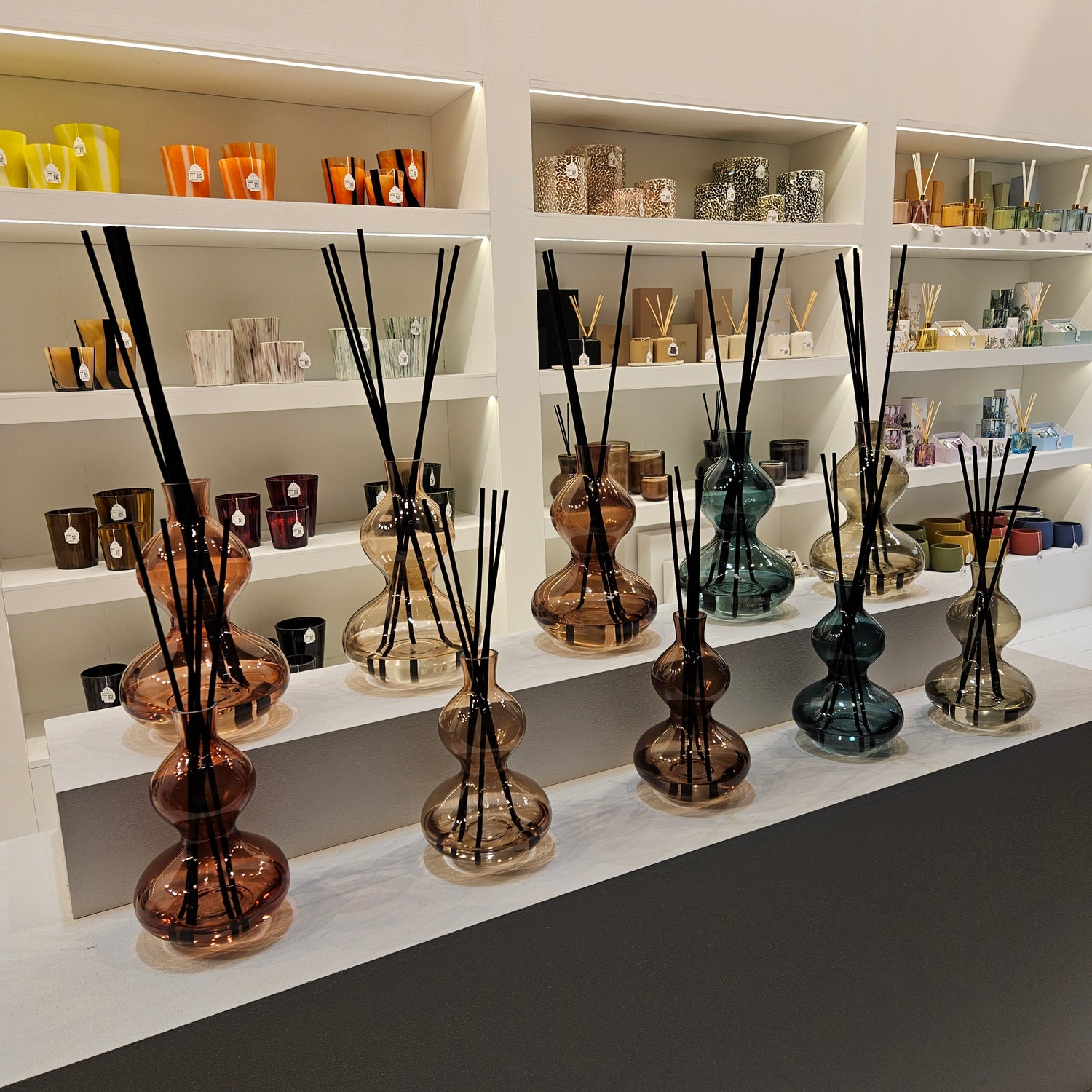 Geurolie Olive&amp;Frank Incense Glas Groen Large 1000ml - Geurstokjes - J-Line - livinglovely.nl