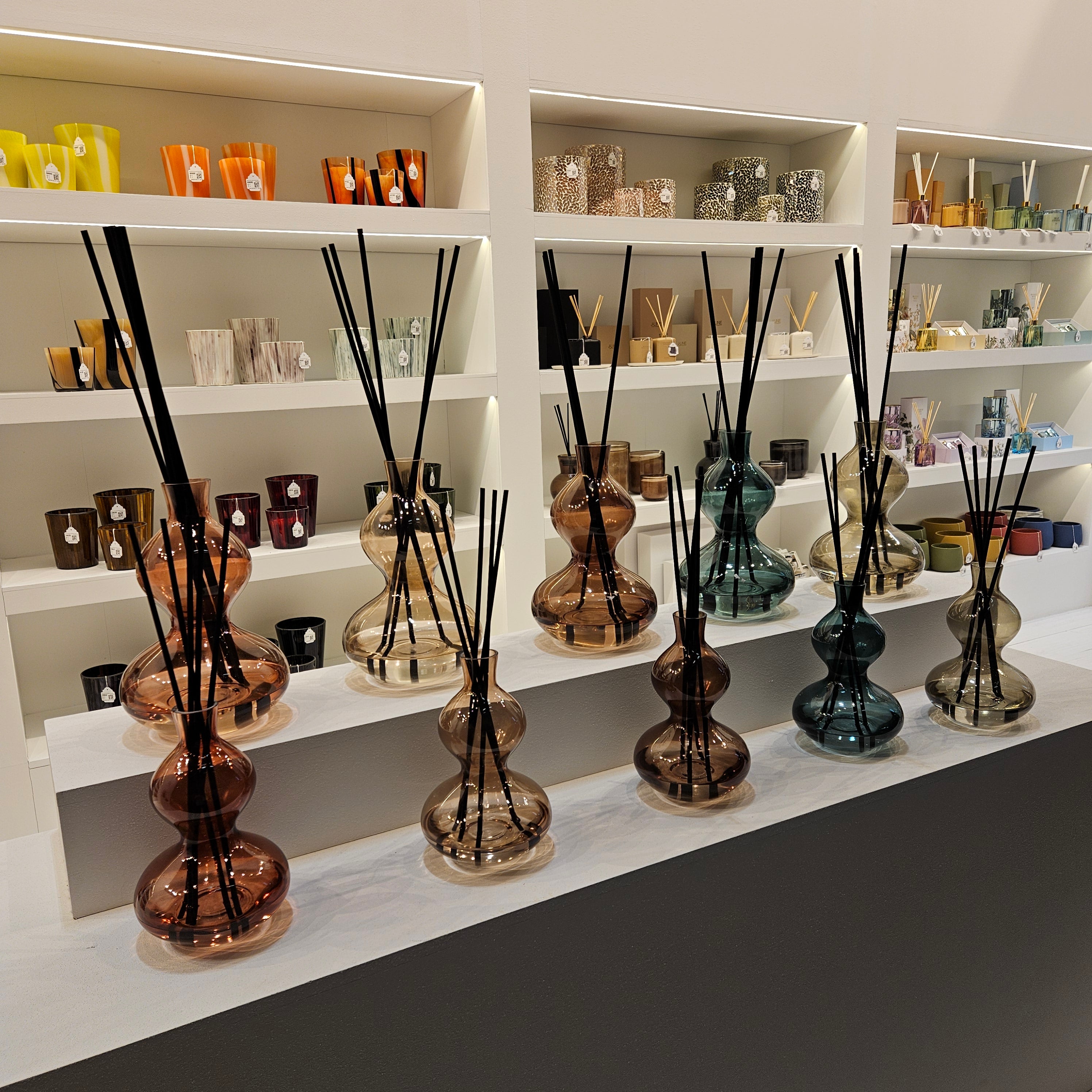 Geurolie Olive&amp;Frank Incense Glas Rood Large 1000ml - Geurstokjes - J-Line - livinglovely.nl