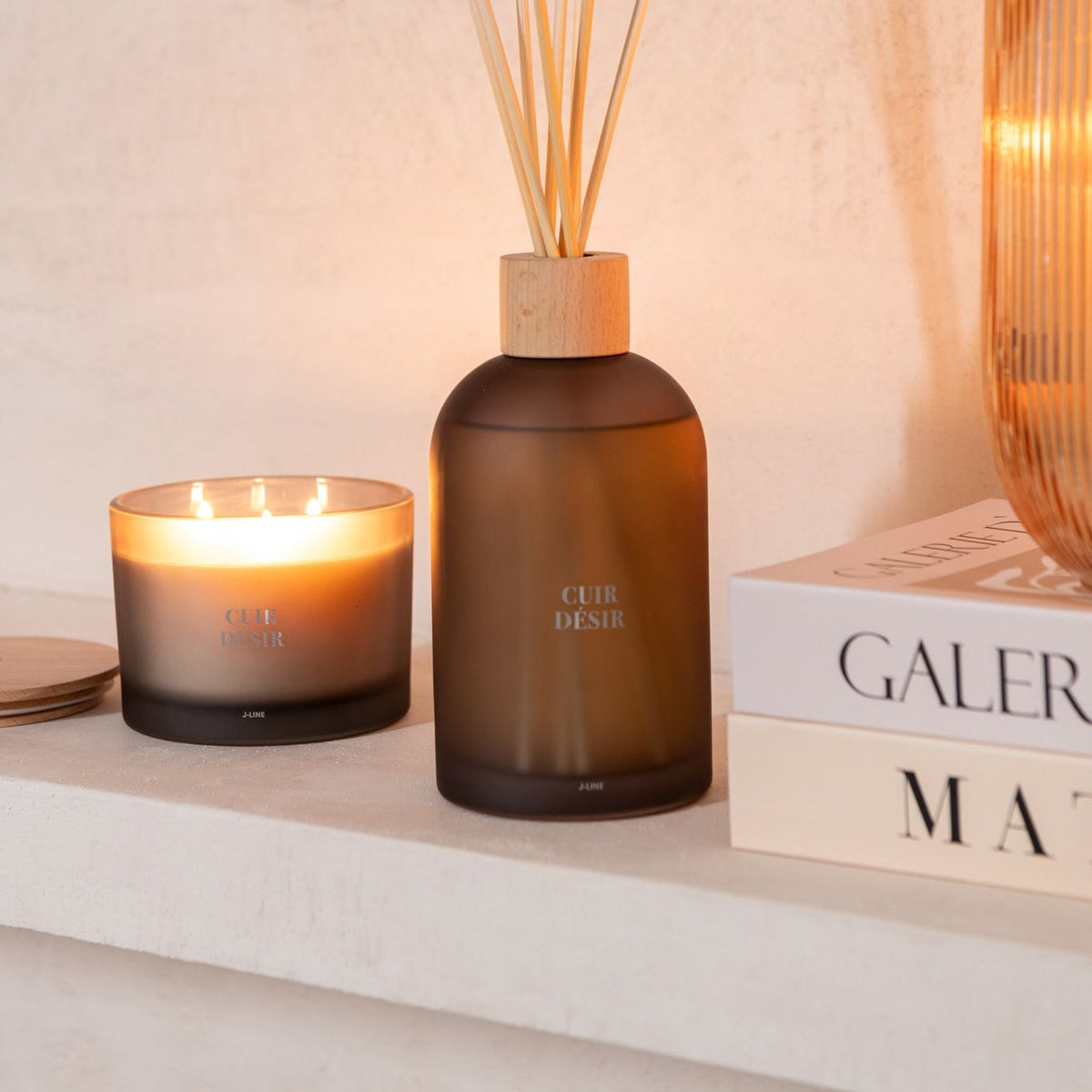 Geurstokjes Accords Essentiels Cuir Désir 550ml van J-Line in een huiselijke woonkamer setting