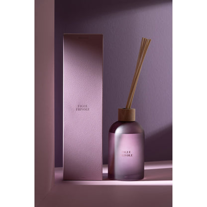 Geurstokjes Accords Essentiels Figue Frivole 550ml van J-Line met bijpassende doos in een sfeervolle paarse setting
