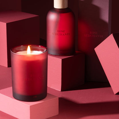 Geurstokjes Accords Essentiels Rose Séduisante 250ml van J-Line samen met bijpassende geurkaars uit de Rose Séduisante lijn