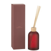 Geurstokjes Accords Essentiels Rose Séduisante 550ml van J-Line, rode glazen fles met geurstokjes naast de geschenkdoos
