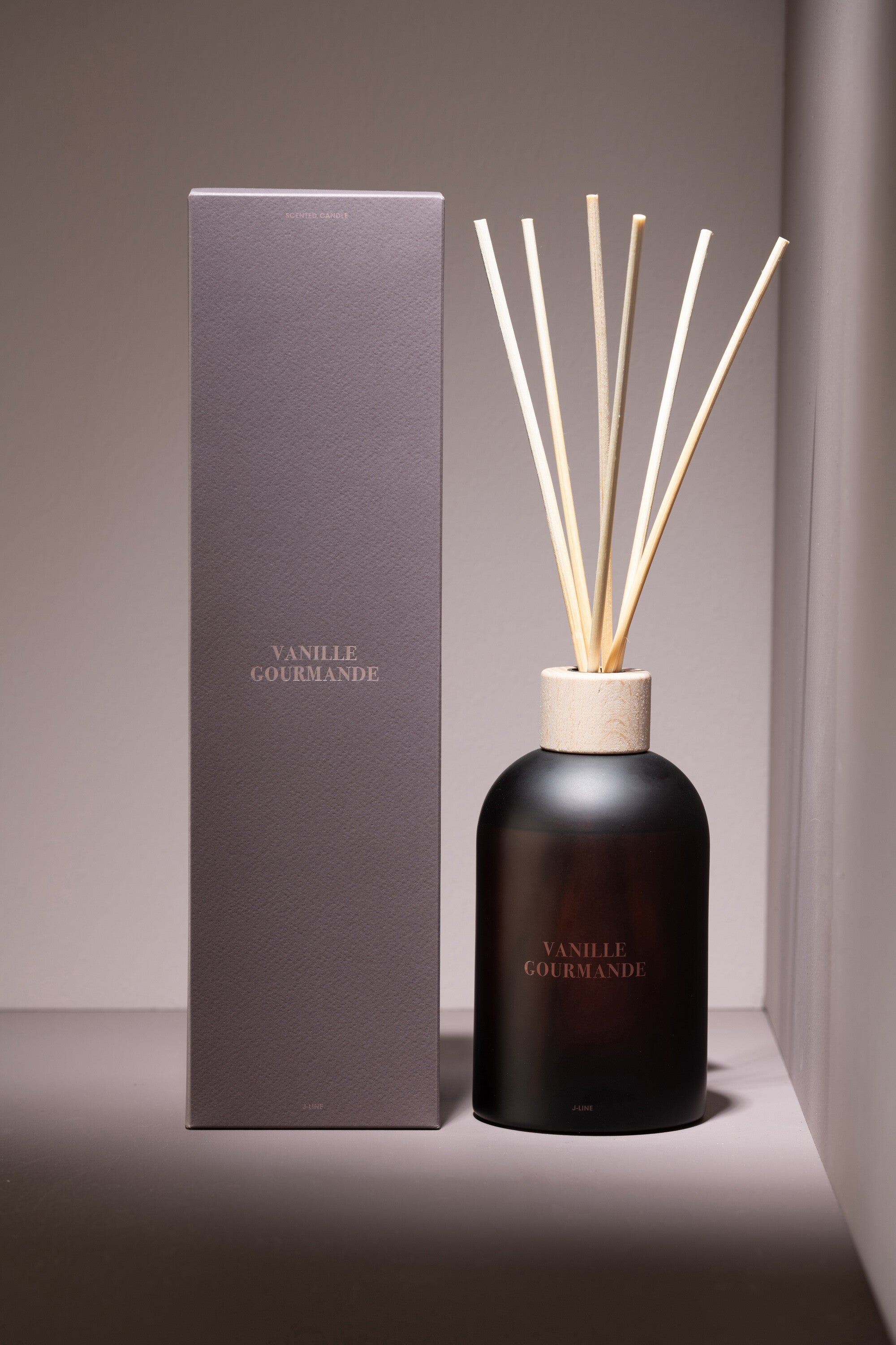 Geurstokjes Accords Essentiels Vanille Gourmande 550ml - Geurstokjes - J-Line - livinglovely.nl