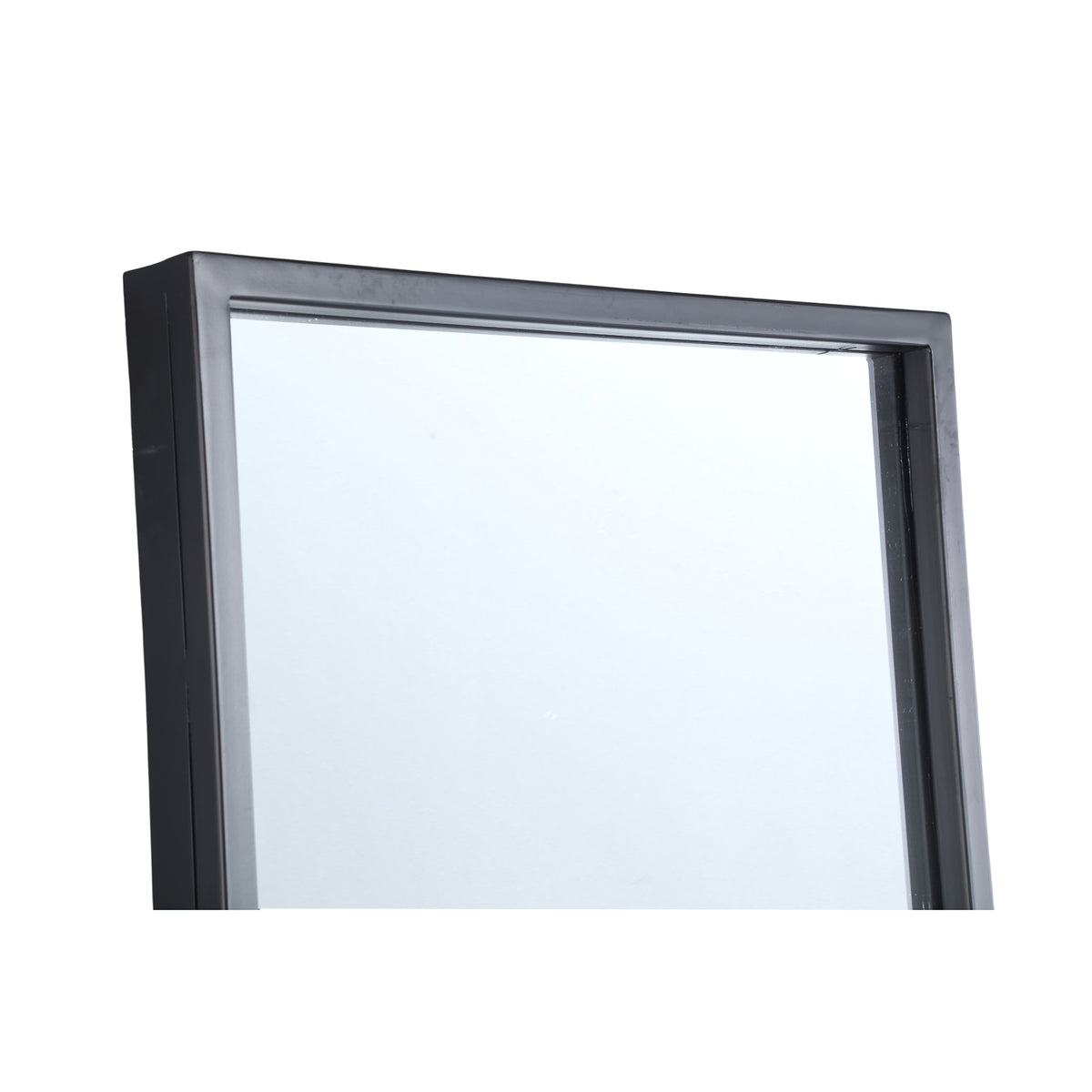 Detail van de Gracy spiegel Large van PTMD, hoek van het diepe zwarte frame met helder spiegelglas