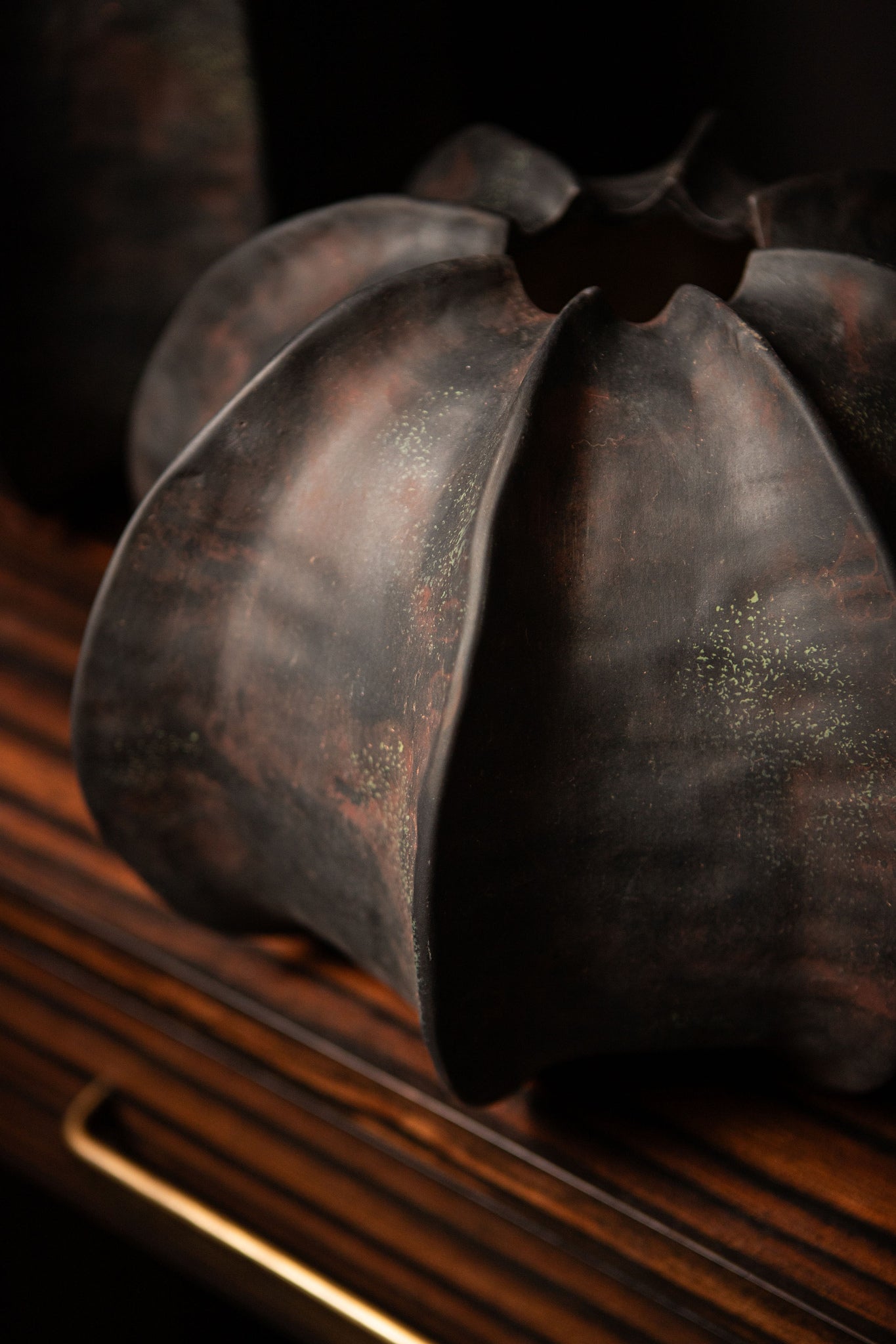 Grayson Black Ceramic Round Ribbed Vase Low Dia30cmxH22cm PTMD - Vaas - PTMD - livinglovely.nl