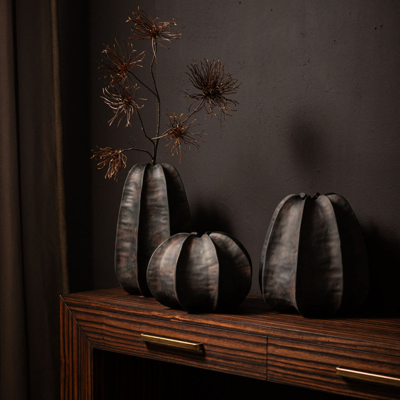 Grayson Black Ceramic Round Ribbed Vase Low Dia30cmxH22cm PTMD - Vaas - PTMD - livinglovely.nl