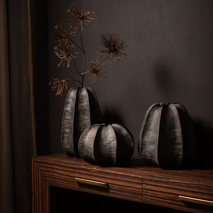 Grayson Black Ceramic Round Ribbed Vase Low Dia30cmxH22cm PTMD - Vaas - PTMD - livinglovely.nl