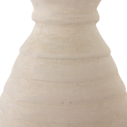 Hanglamp Chalk Kanoi van Raw Materials, sfeerbeeld van de naturel hanglamp met warme lichtgloed