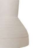 Hanglamp Chalk Sukkur van Raw Materials, sfeerbeeld van de naturel hanglamp met warme lichtgloed