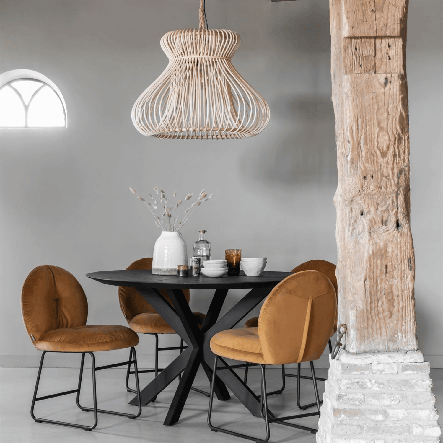 Hanglamp Fungo Large van MUST Living, schuin aanzicht van de naturel rotan koepel