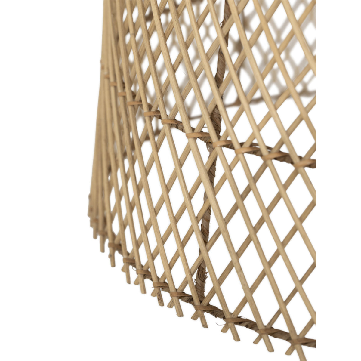 Close up van de onderrand van de MUST Living Mijas lamp, open vlechtwerk in naturel