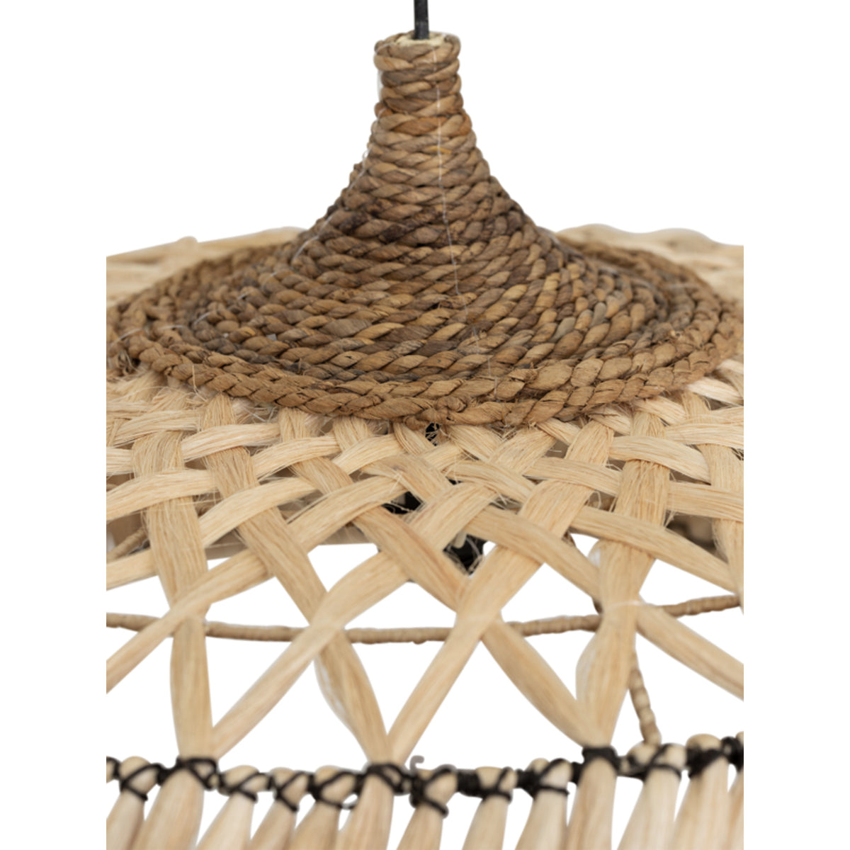 Close up van de gevlochten top en het kruisvlechtwerk van de MUST Living lamp Nerja