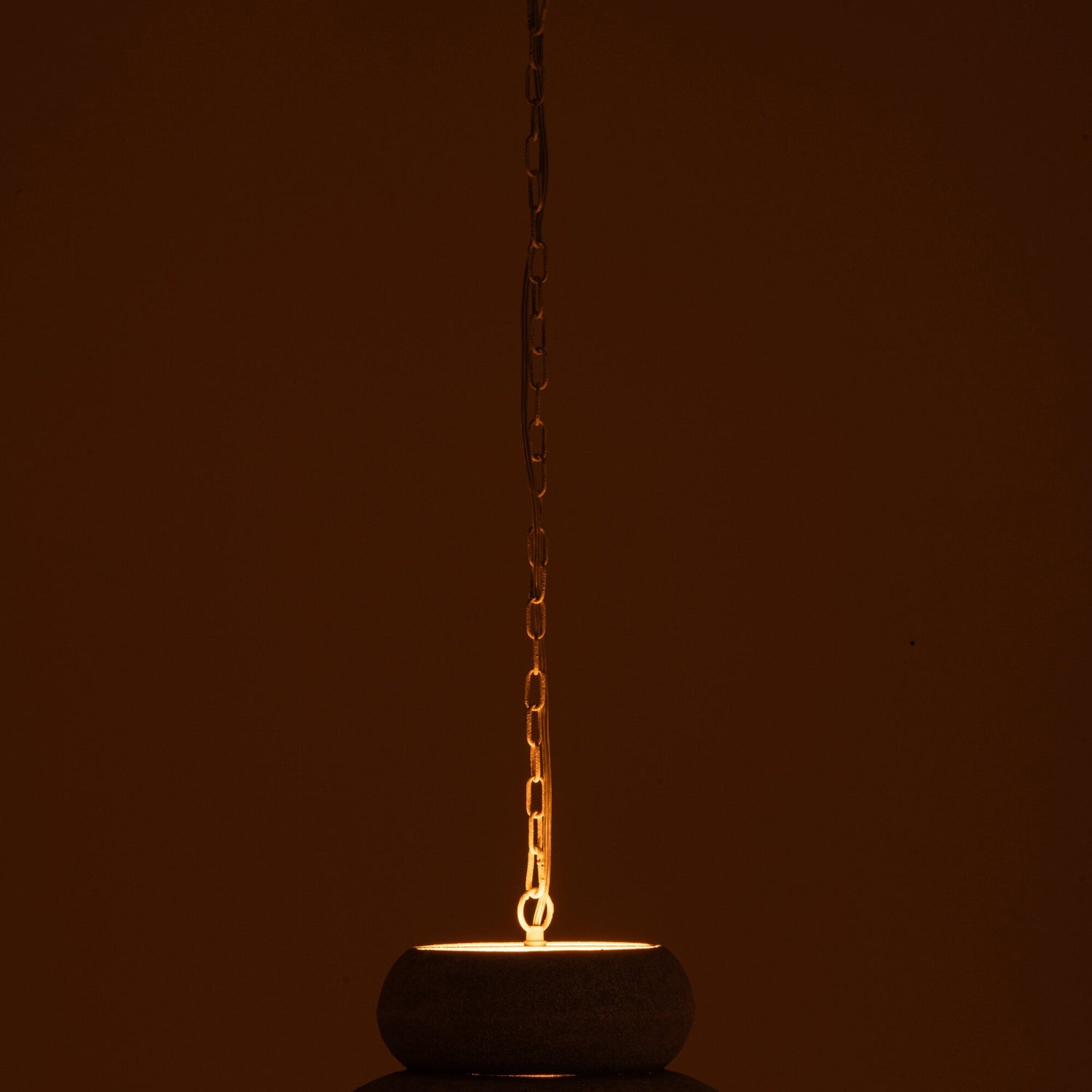 Hanglamp Rond Ijzer Wit Small van J-Line brandend in een donkere ruimte met warme lichtcirkel