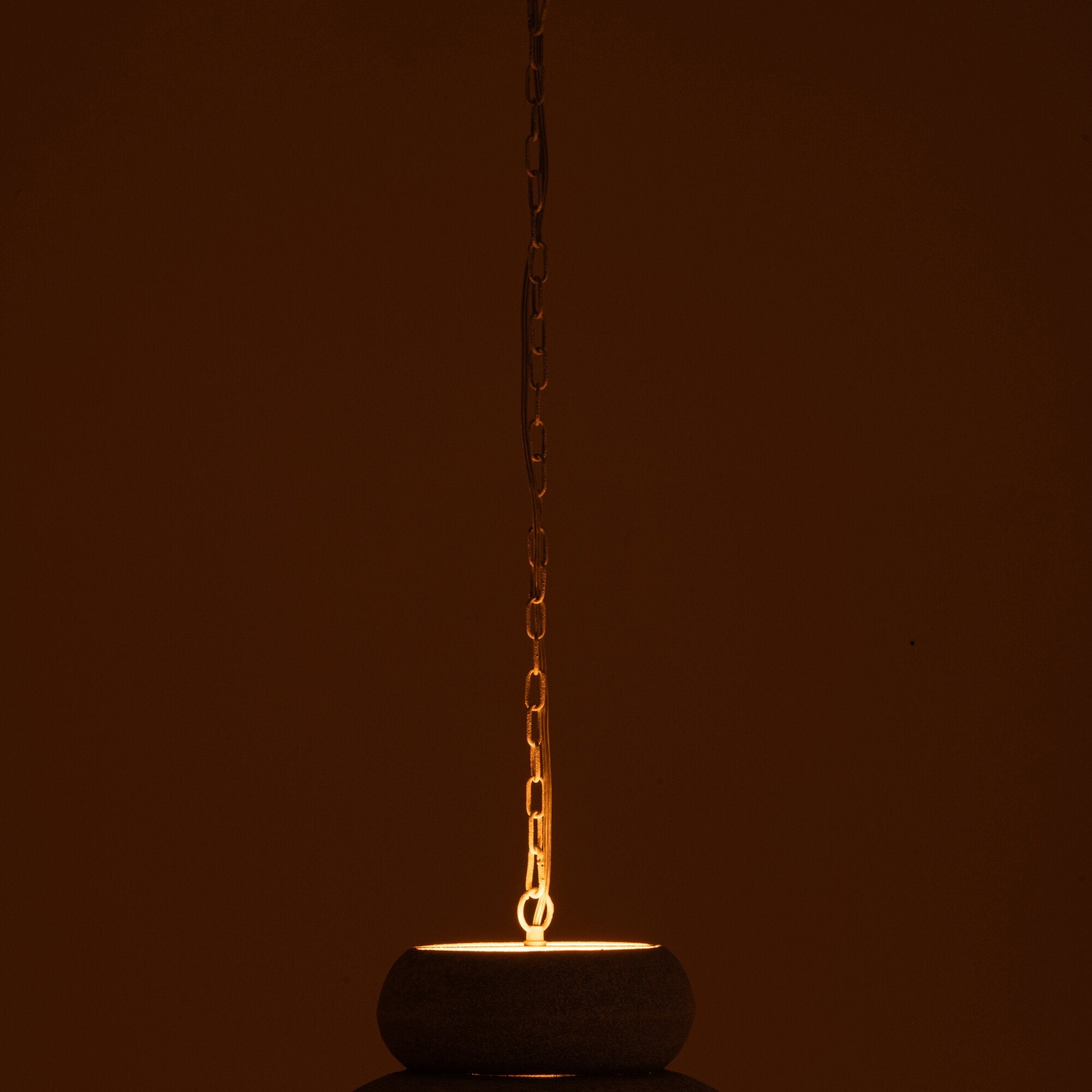 Hanglamp Rond Ijzer Wit Small van J-Line brandend in een donkere ruimte met warme lichtcirkel