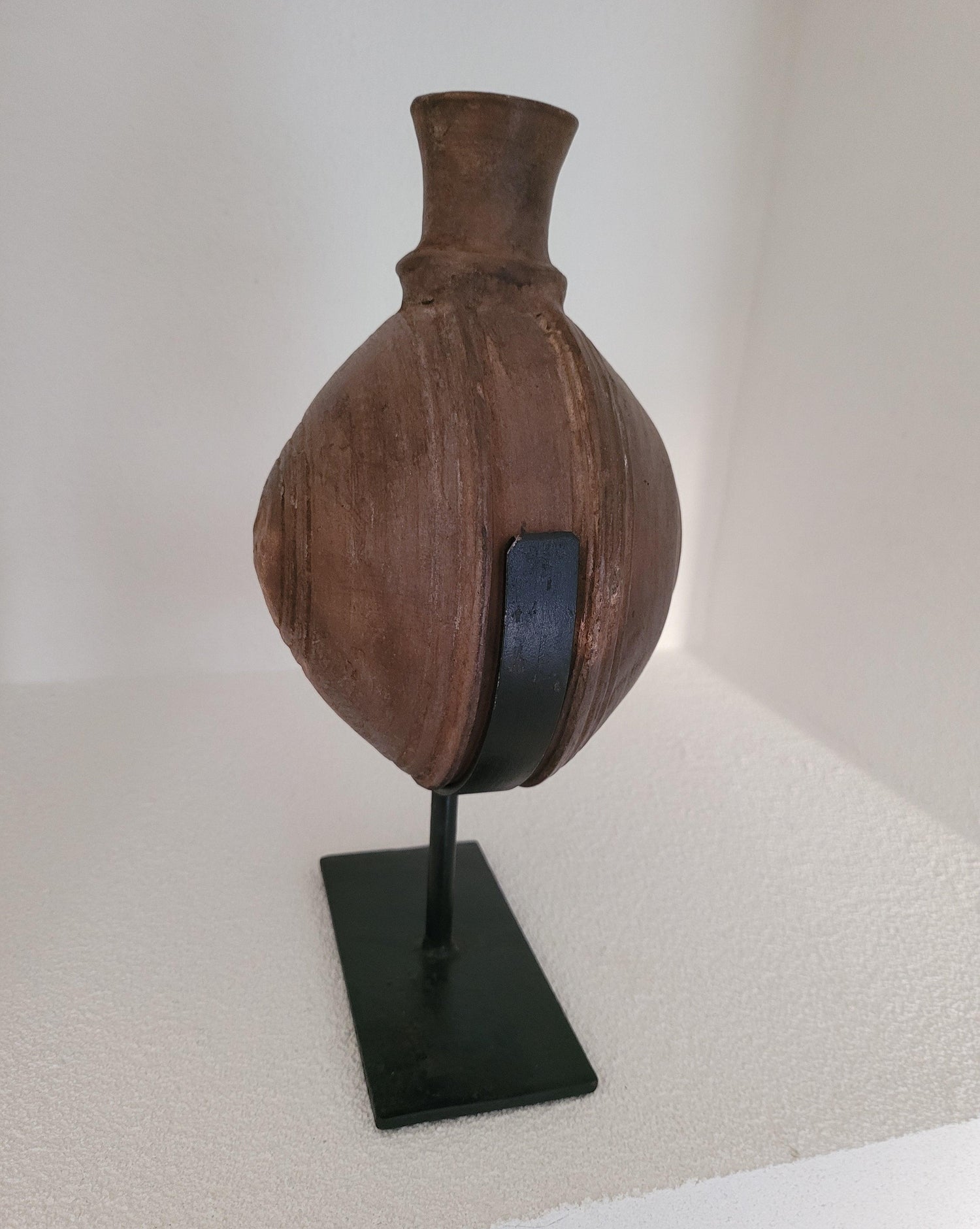 Houten Vaas op voet - Vaas - Living Lovely - livinglovely.nl