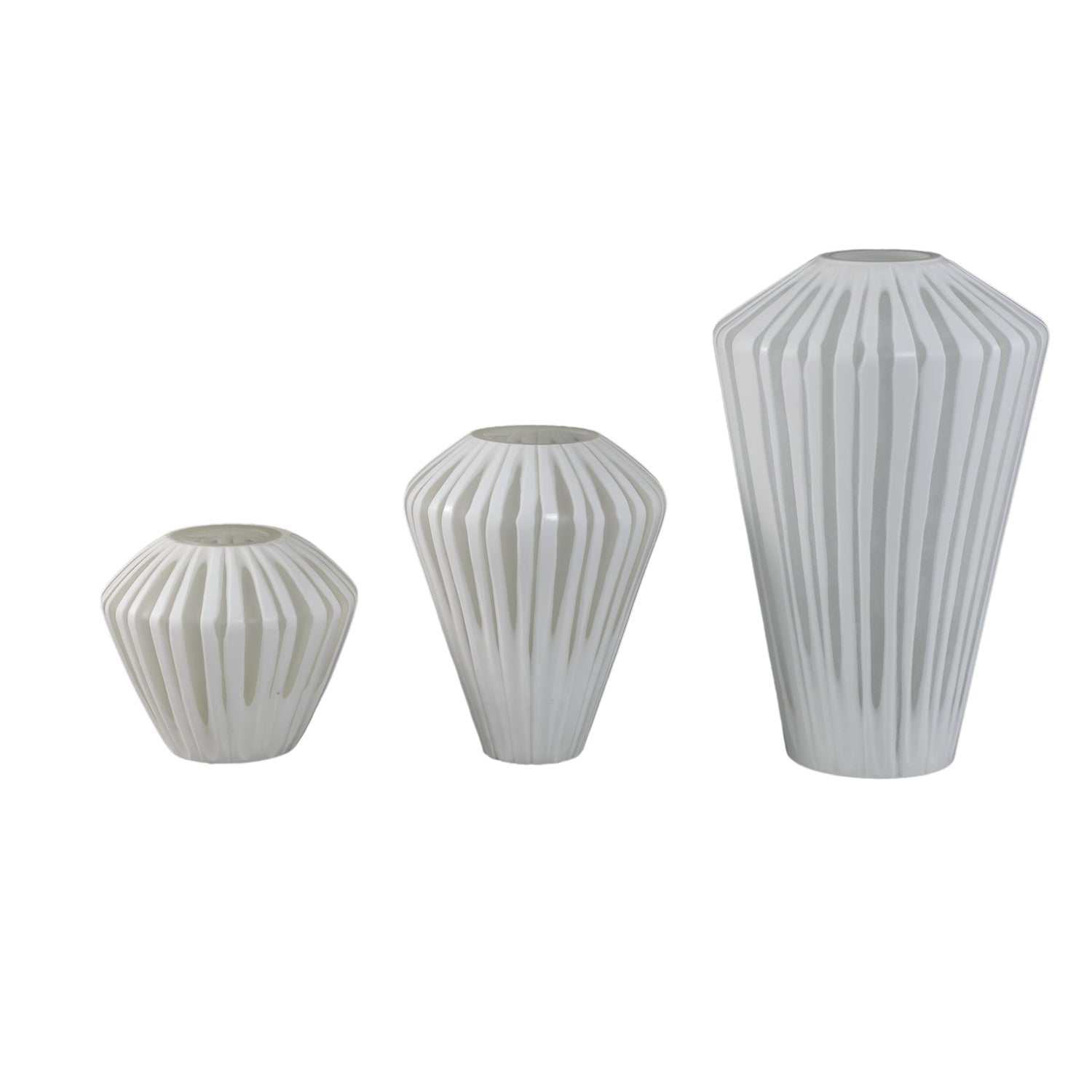 Ireka White Handcut Solid Glass Angular Round S van PTMD, packshot vanuit een andere hoek op witte achtergrond