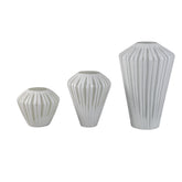 Ireka White Handcut Solid Glass Angular Round S van PTMD, packshot vanuit een andere hoek op witte achtergrond