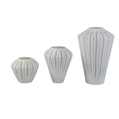 Ireka White Handcut Solid Glass Angular Round S van PTMD, packshot vanuit een andere hoek op witte achtergrond