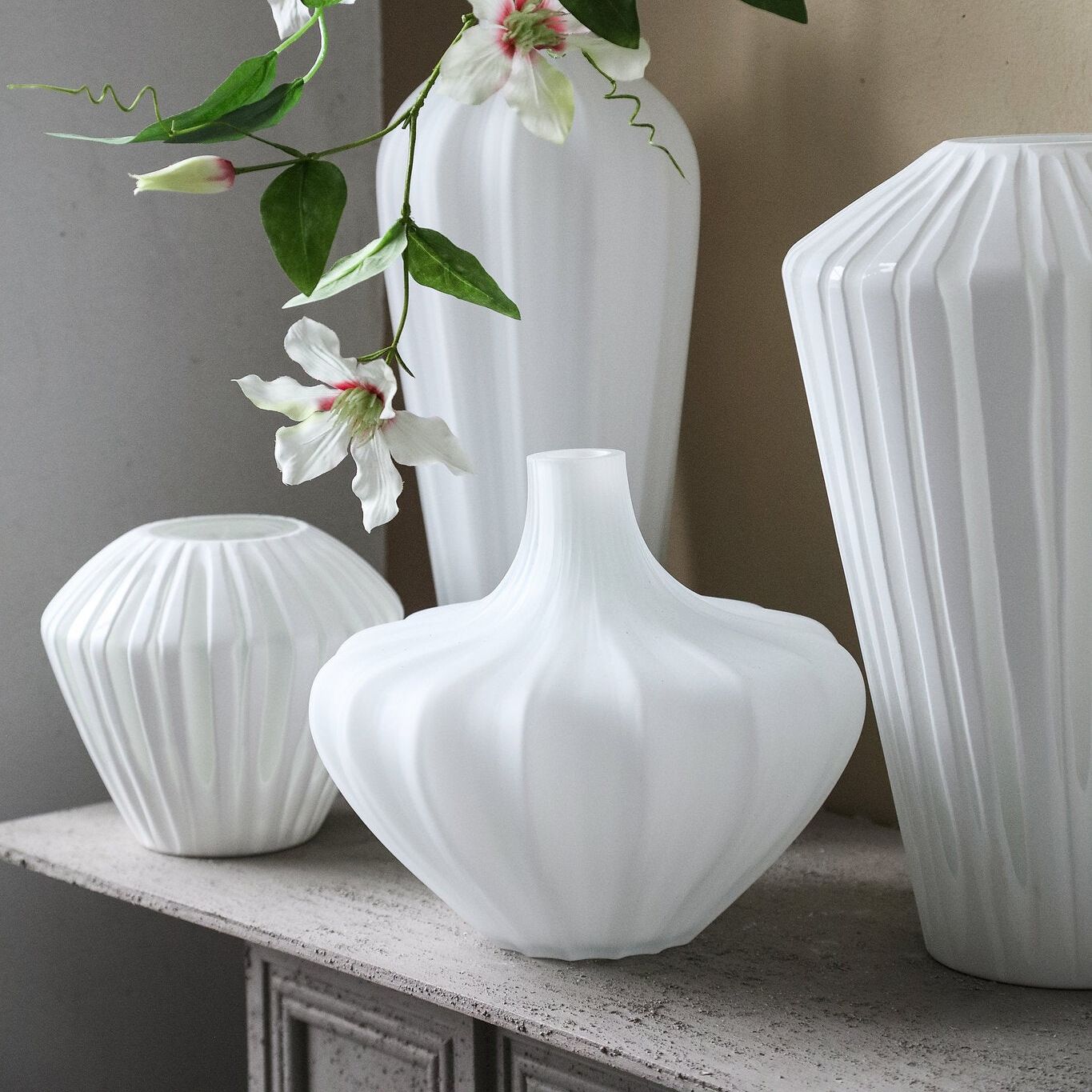 Ireka White Handcut Solid Glass Angular Round S van PTMD, detail van het handgesneden glas in een woonkamer