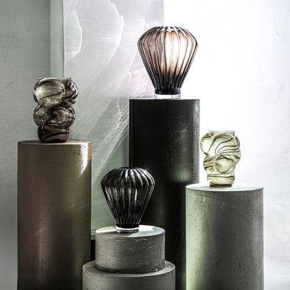 Jayci Vase S van PTMD, detail van het massieve bruine glas met verticale ribbelstructuur
