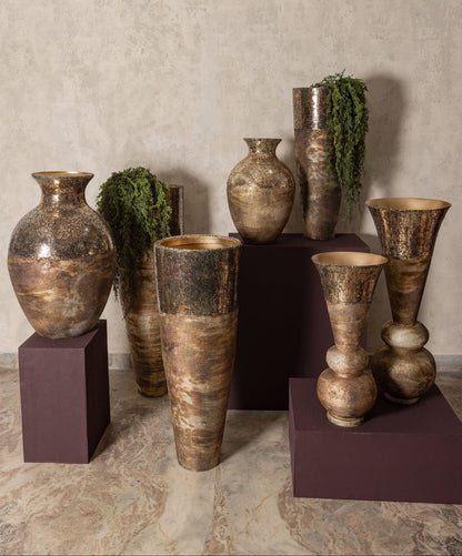 Jule Bolvaas IJzer Goud Half Mozaïek Large van PTMD in goud ijzer met mozaïek, sfeerbeeld in een interieur