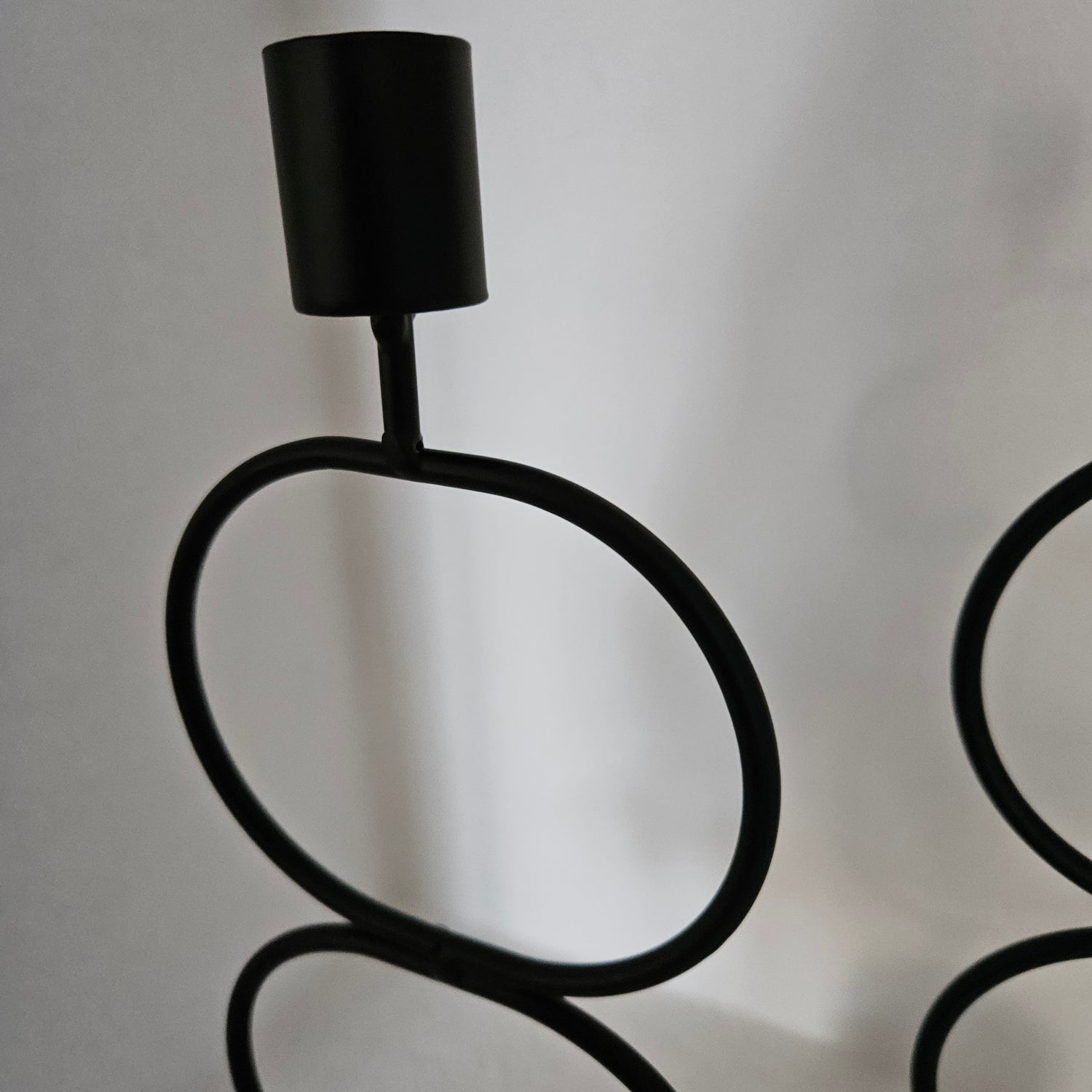 Kaarshouder Ringen Zwart 11x8x39cm 1 + 1 Gratis - Kandelaar - Living Lovely - livinglovely.nl