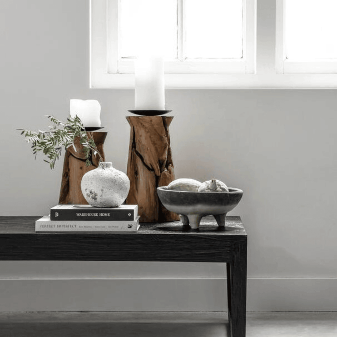 Kandelaar Flame Small van MUST Living, houten kaarsenhouder van 30cm hoog op neutrale achtergrond