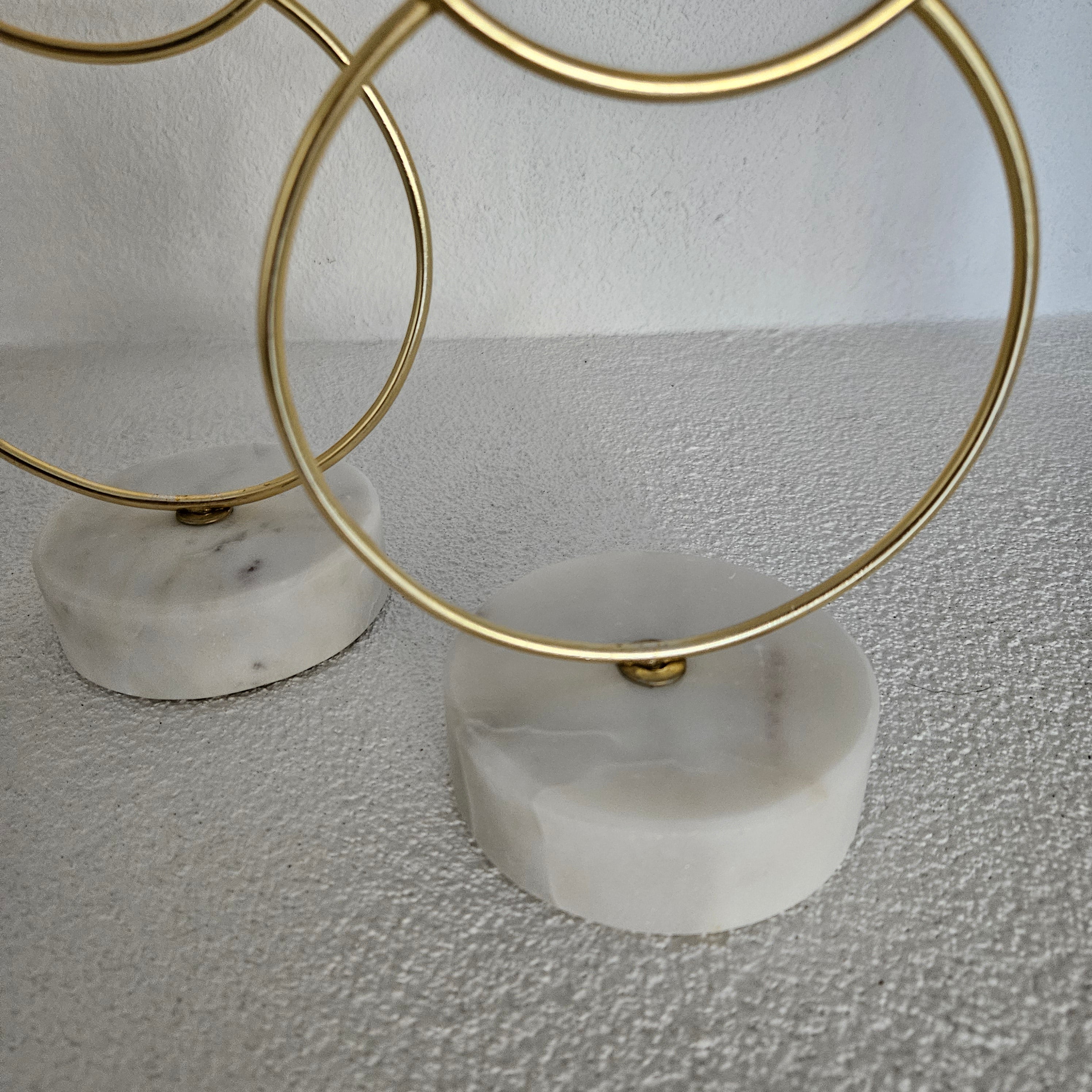 Kandelaar Ringen Goud op marmeren voet 13x9x36cm 1 + 1 Gratis - Kandelaar - Living Lovely - livinglovely.nl