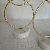 Kandelaar Ringen Goud op marmeren voet 13x9x36cm 1 + 1 Gratis - Kandelaar - Living Lovely - livinglovely.nl