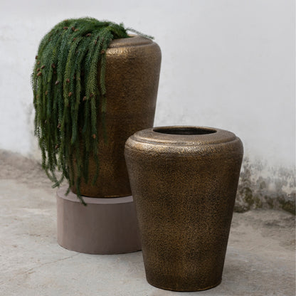 Kardine Antique Gold Alu Pot Dented Round Ø48cm x H65cm van PTMD, detail van de gedeukte antiek gouden afwerking