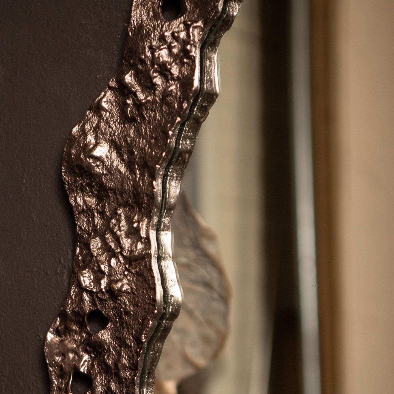 Kariss Bronze Casted Alu Mirror Rough Oval Shape van PTMD, ovale spiegel in een sfeervolle interieursetting